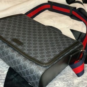 GUCCI GG Supreme black messenger